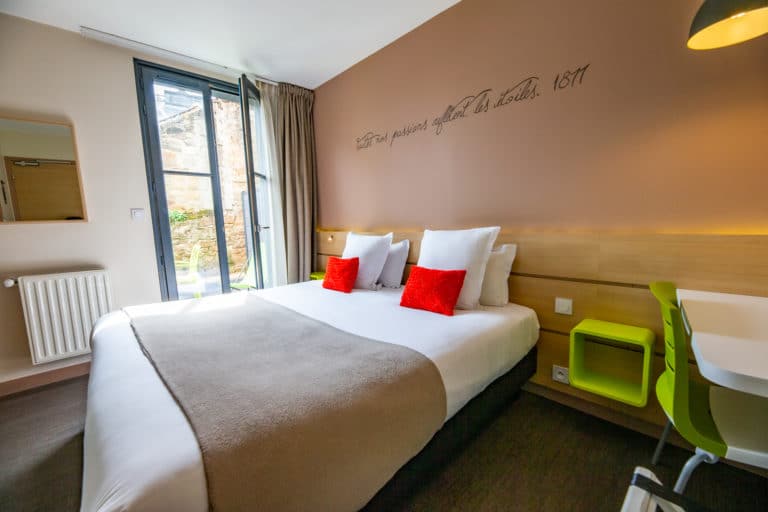 chambre double terrasse lit double confortable en Bretagne